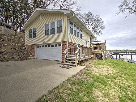 3rd image of 410 Lakeview Ln