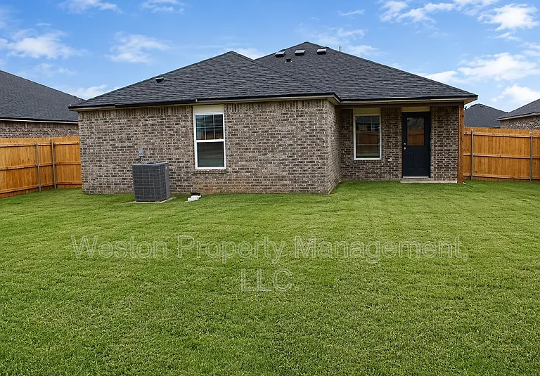 16209 Harvester Dr — Photo 3