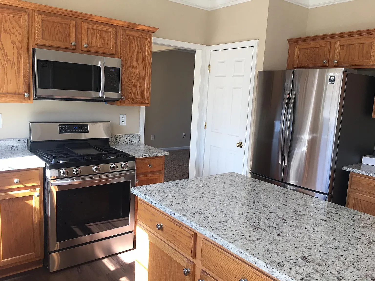 4 bed, 2.5 bath, 2216 sqft, $2,750 — Photo 3