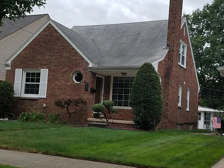 411 Kingsbury Ave — Photo 1