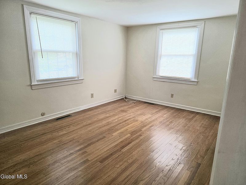 4th image of 615 Sanders Avenue