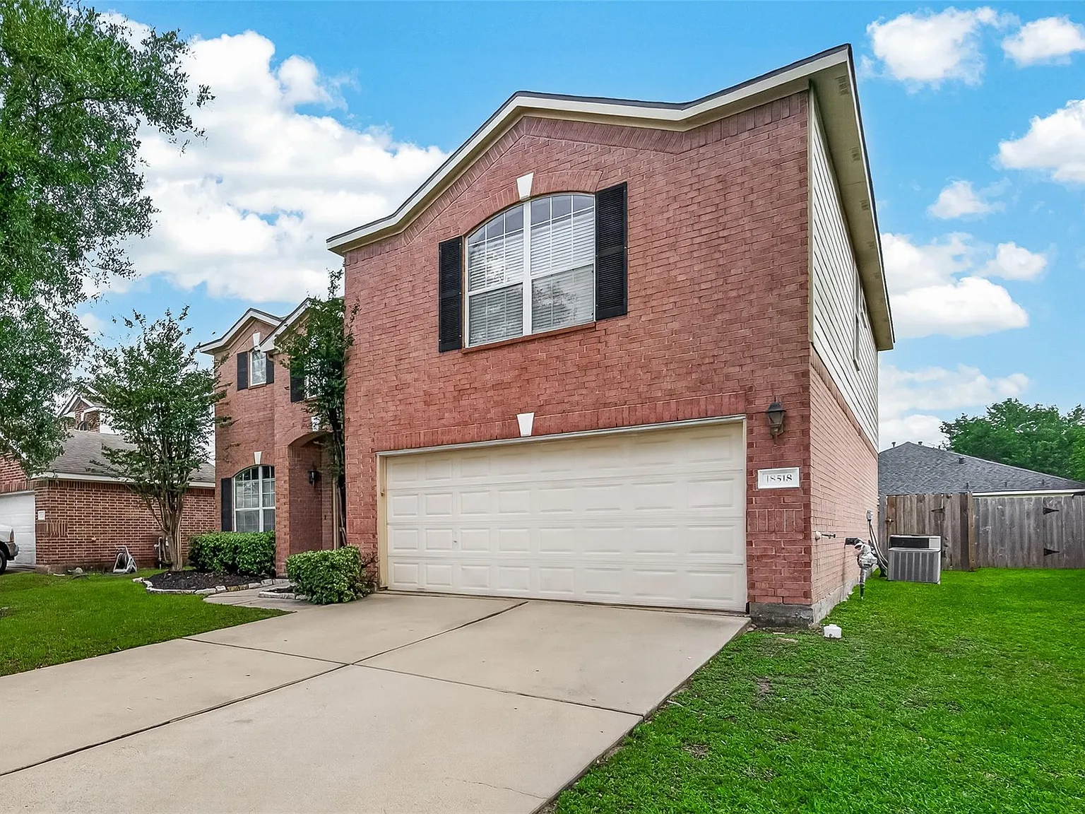 4 bed, 2.5 bath, 2864 sqft, $2,445 — Photo 2