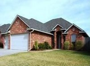520 Madeline Ln, Moore, OK 73160
