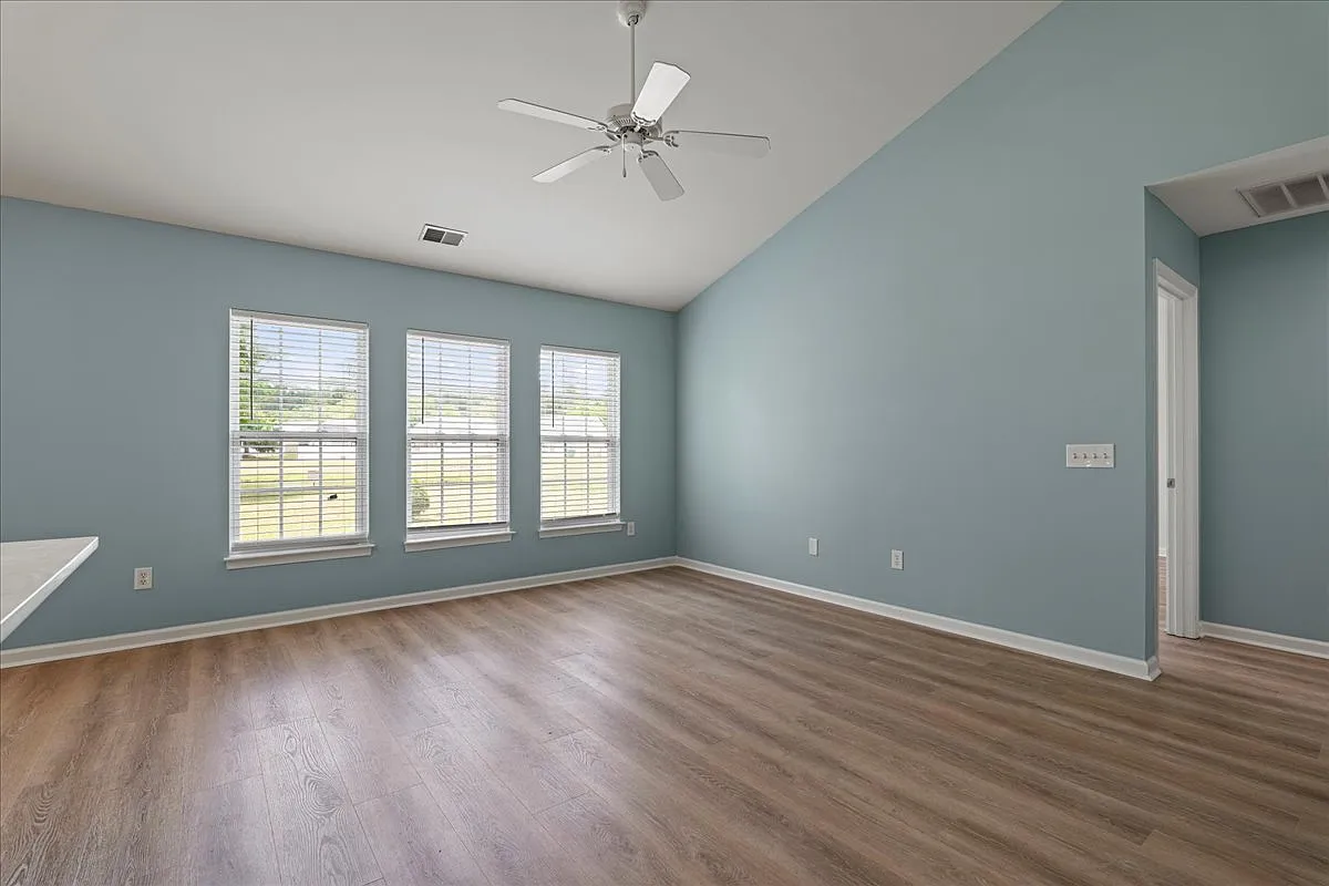 3 bed, 1139 sqft, $2,600 — Photo 2