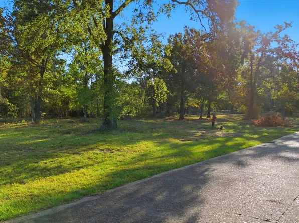 24 Deep Woods Ln, Livingston, TX 77351