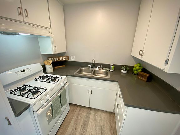 5th image of 919 E Acacia Ave