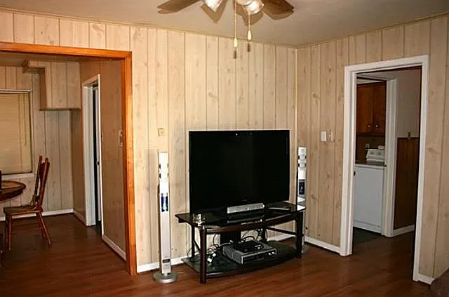 438 W Phillips Ct — Photo 3
