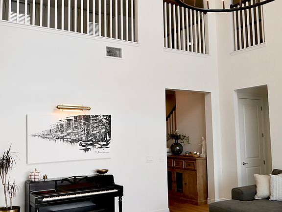 2 story livingroom with piano