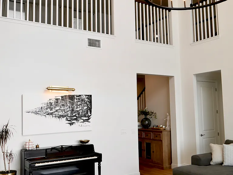 2 story livingroom with piano