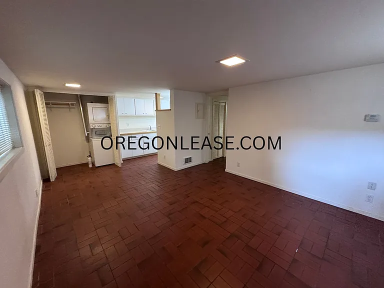 1223 Ferry St #7 — Photo 3