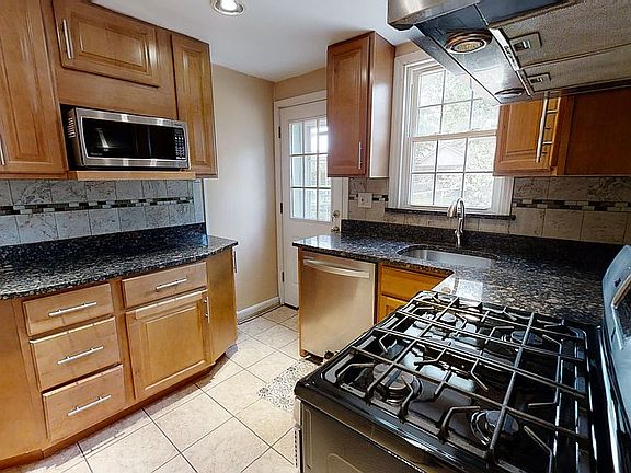 Granite Counters - Spacious!