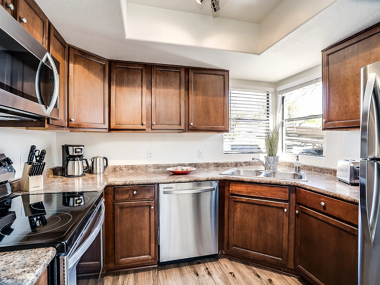2 bed, 1002 sqft, $1,900 — Photo 4