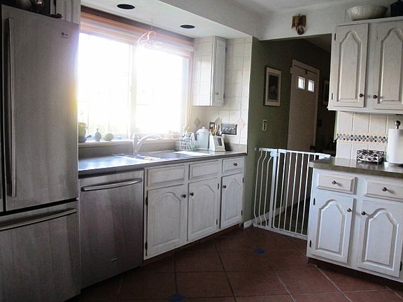 5th image of 18 Howard Ct