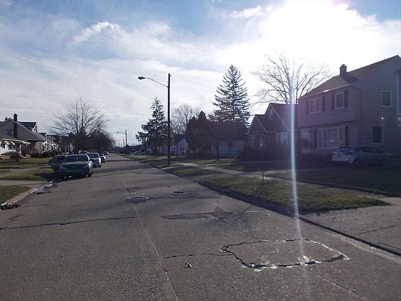 4th image of 4211 Kenmore Ave