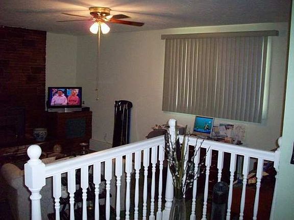 4th image of 209 E Mommsen St