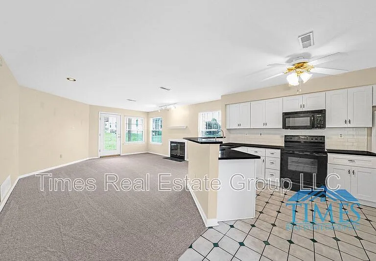 1101 Lexington Way — Photo 6