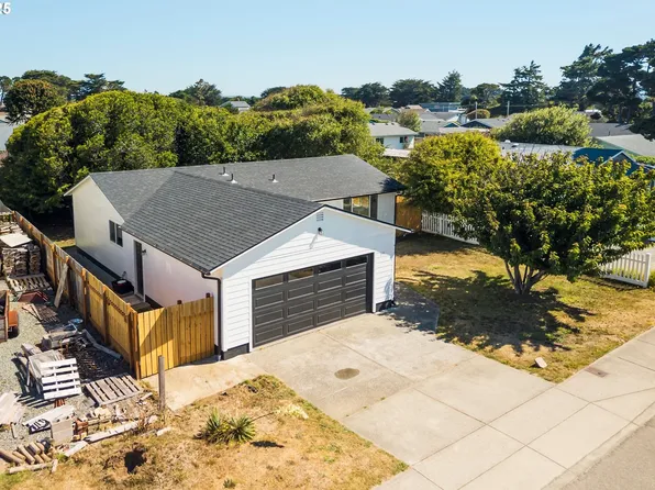 890 11th St SW, Bandon, OR 97411