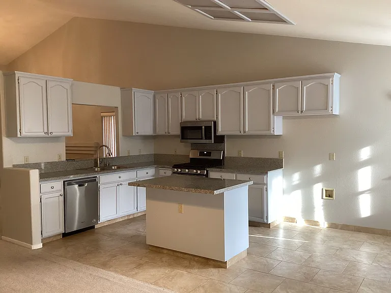 4521 Glimmer Ln — Photo 2