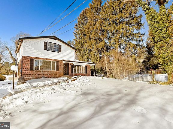 3rd image of 826 Pardee Ln