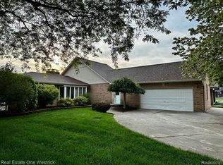 132 Channelsyde Dr, Algonac, MI 48001