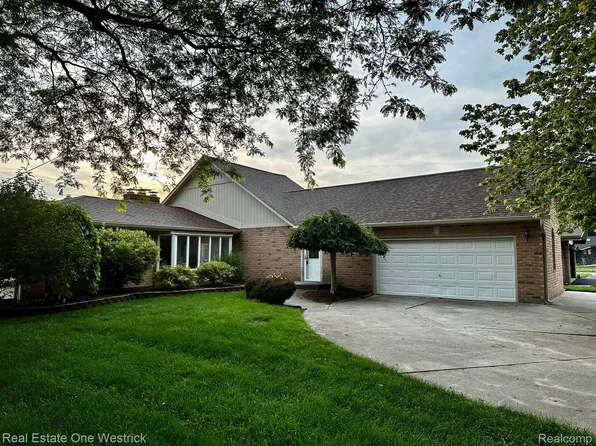 132 Channelsyde Dr, Algonac, MI 48001