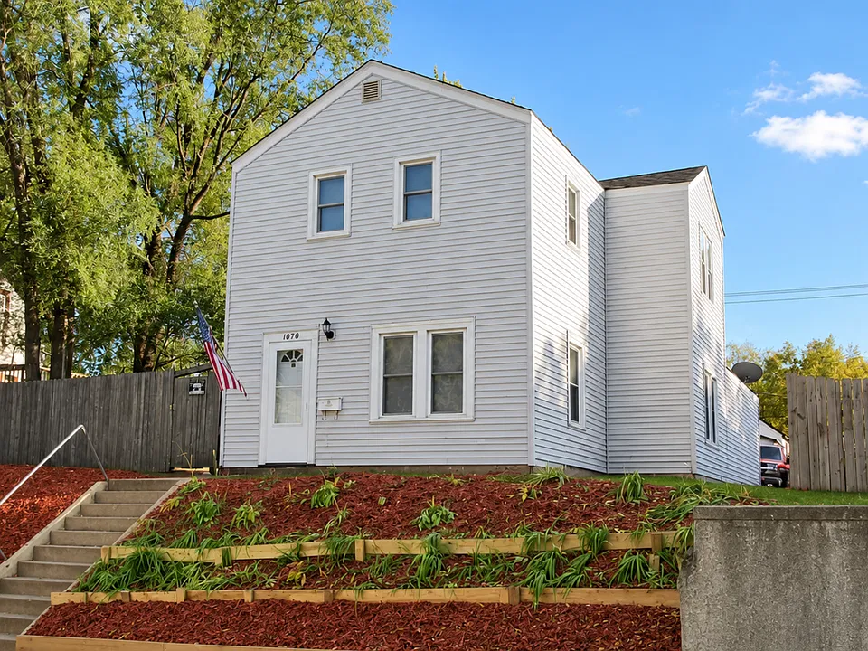 1070 Bush Ave