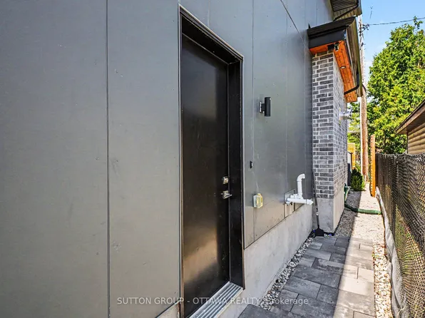 17 Lotta Ave, Ottawa, ON K2G 2A9
