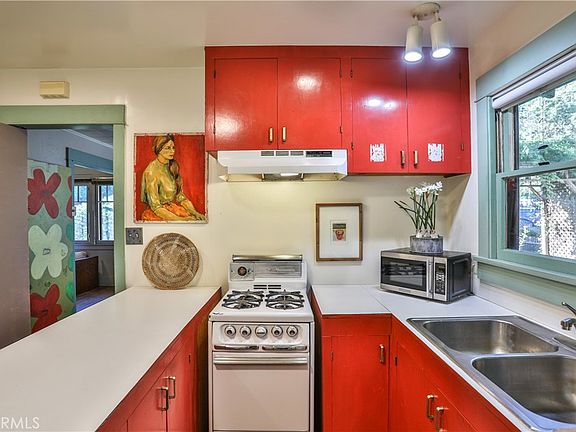 4th image of 336 W 8th St