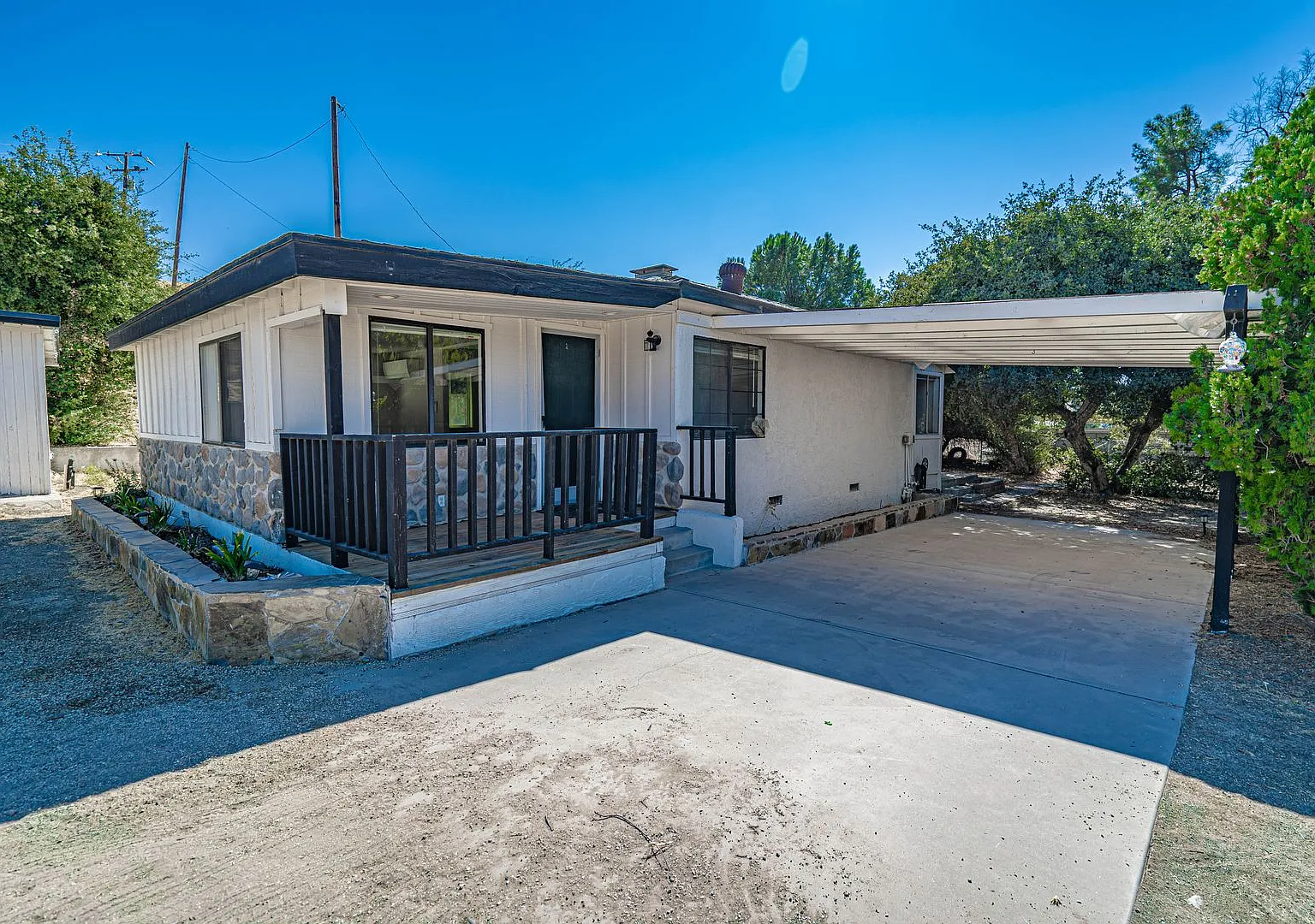 2 Bedroom Single Story in Santa Clarita. — Photo 1
