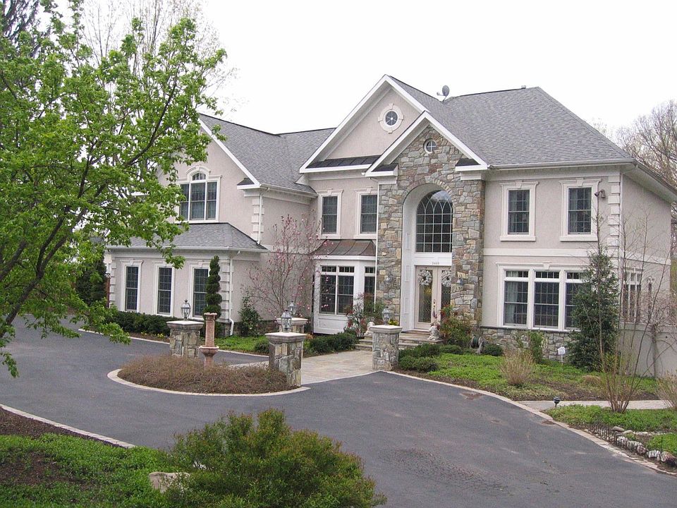 Valet Entrance from Private Cul de Sac