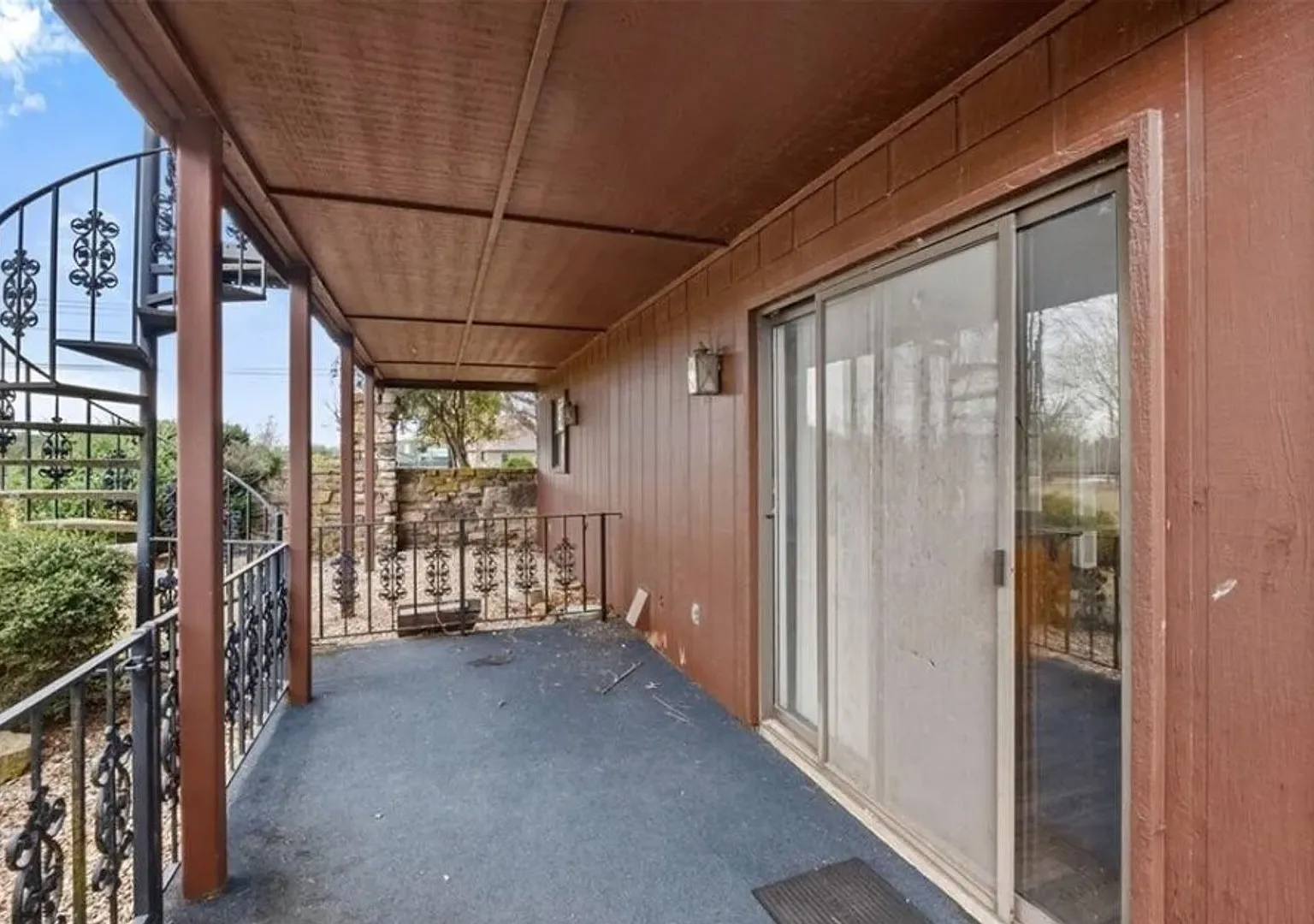 Large home with shop buildings on 10 acres — Photo 4