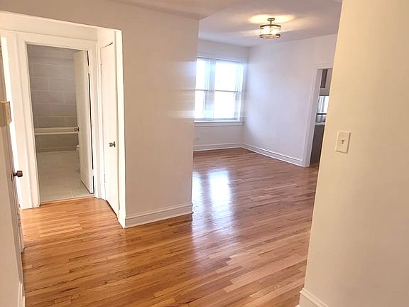 4th image of 1107 N Avers Ave #3