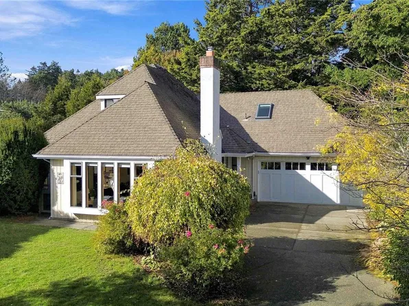 3818 Beachview Pl, Saanich, BC V8P 5N8