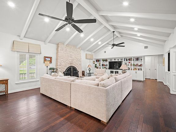 2nd image of 822 Surrey Ln