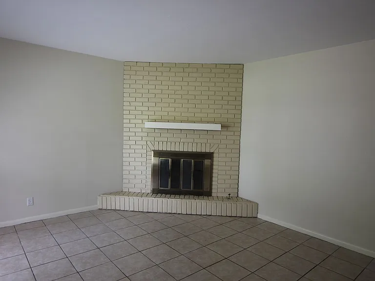 3306 Greg Ln — Photo 3