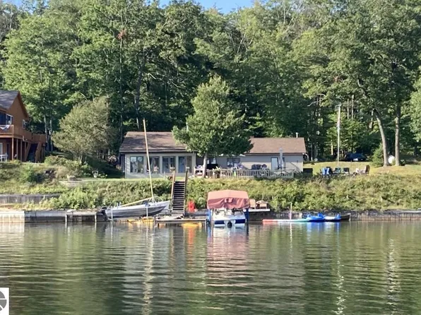 9321 W Oak Dr, Lake City, MI 49651