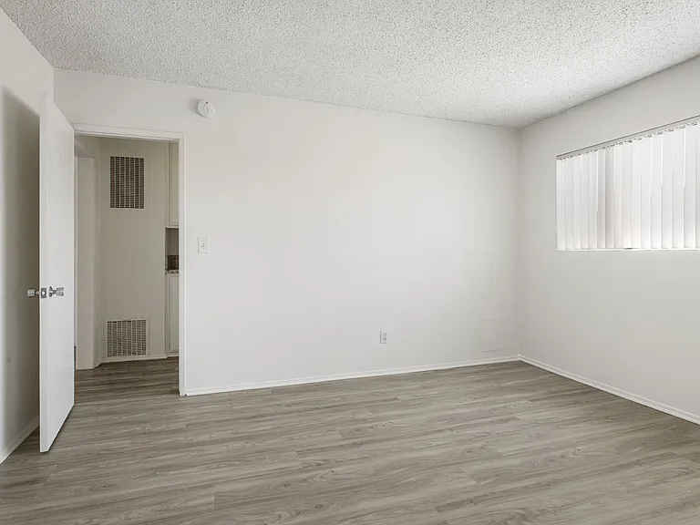 1324 Barry Ave #8 — Photo 16