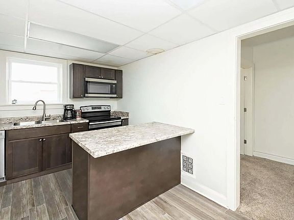 2nd image of 914 Main St APT 2