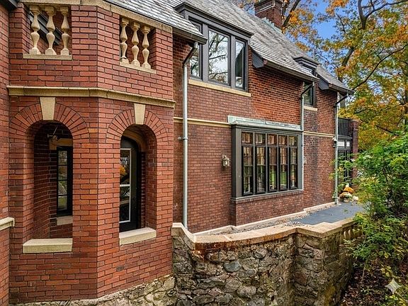 2nd image of 1125 W Roxbury Pkwy