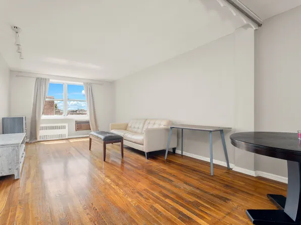 3065 Sedgewick Avenue image 1 of 13