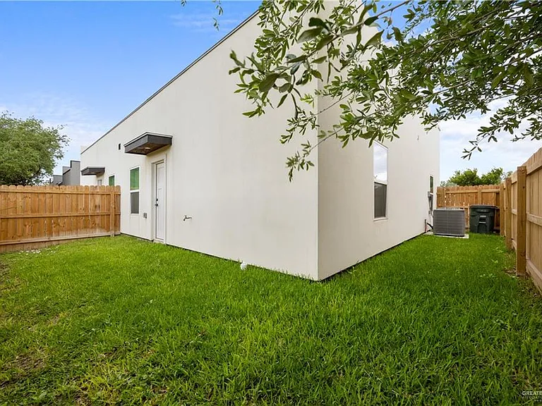 1513 W B St — Photo 11