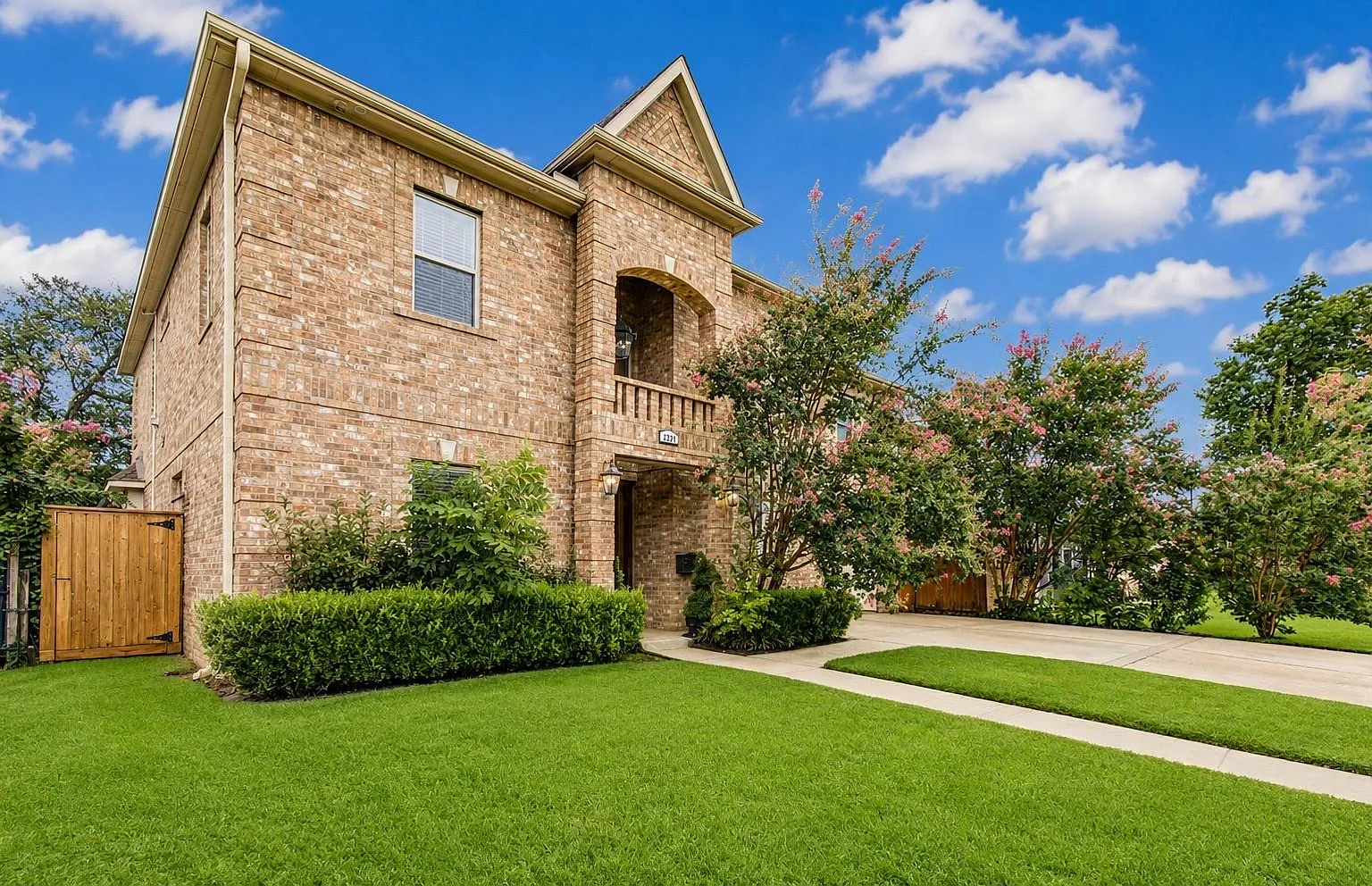 4 bed, 5.5 bath, 4525 sqft, $5,900 — Photo 2