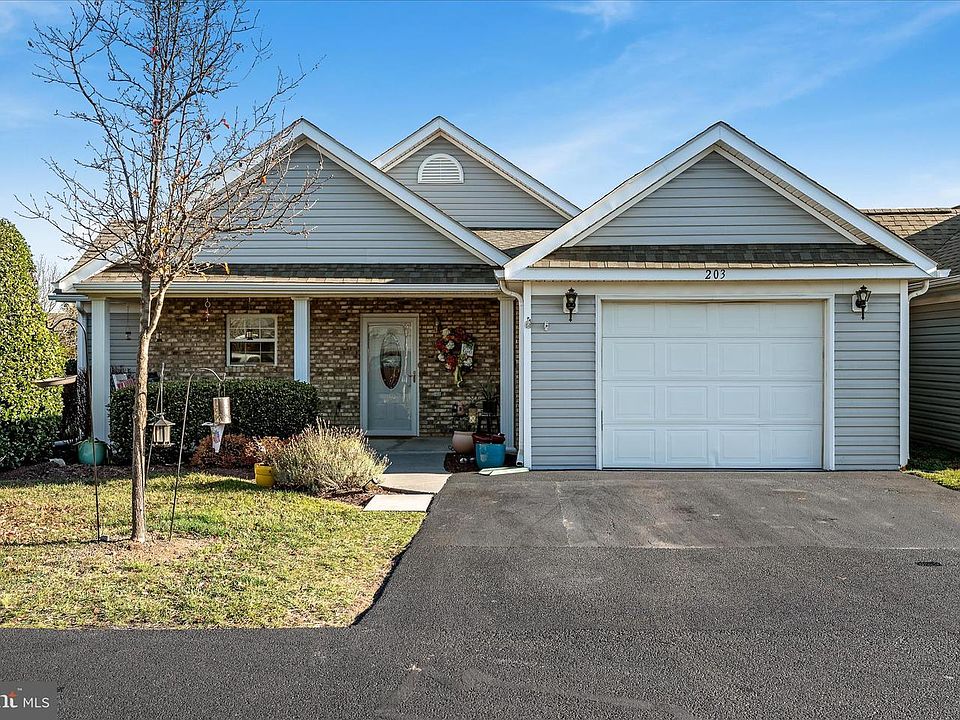 1st image of 203 Crestwood Ln
