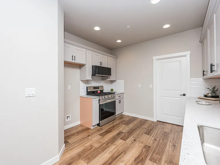4002 10th St SE — Photo 8