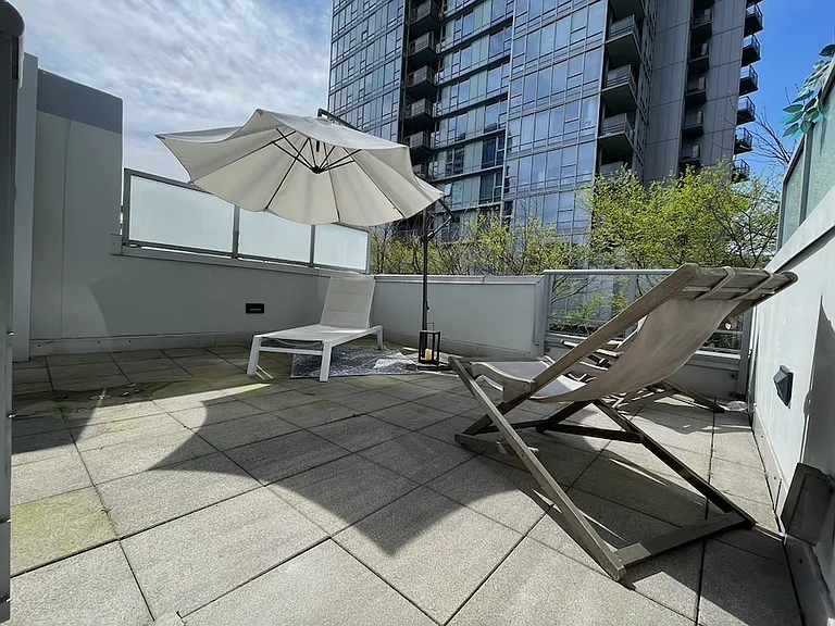 Dunsmuir St — Photo 16