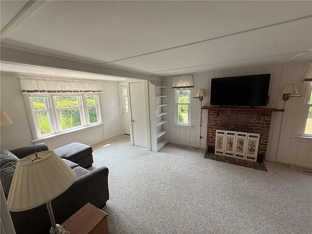 3 bed, 1.0 bath, 1280 sqft, $2,200 — Photo 3
