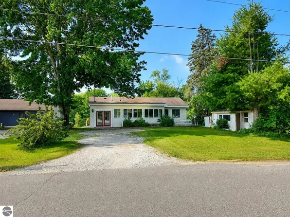 1215 McKimmy Dr, Beaverton, MI 48612