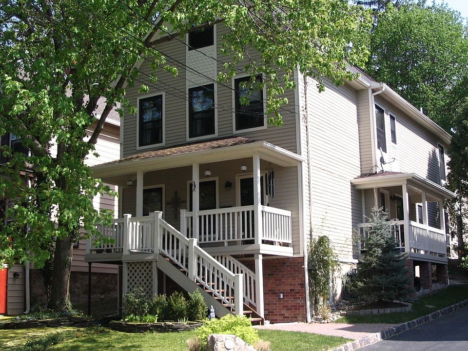 three floor townhome w/basement