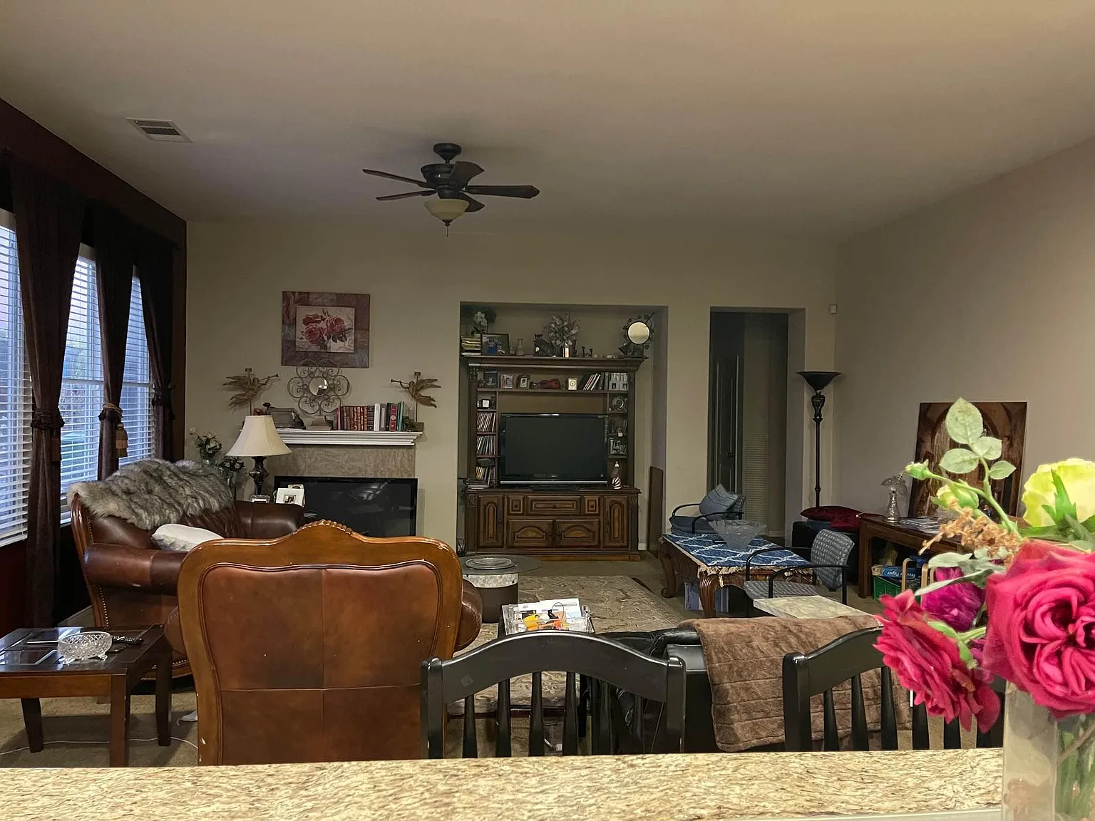 4 bed, 2466 sqft, $3,280 — Photo 3
