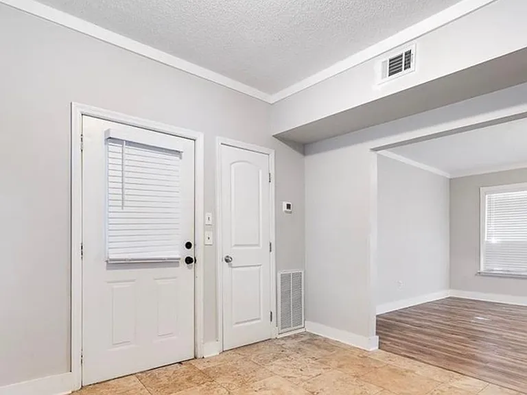 508 E Liberty St — Photo 8